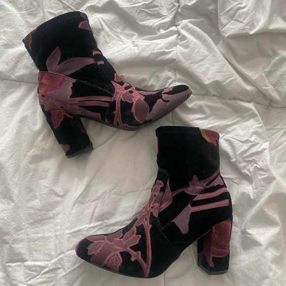 steve madden black & violet velvet patterned block heeled boots size 6 - Picture 1 of 3